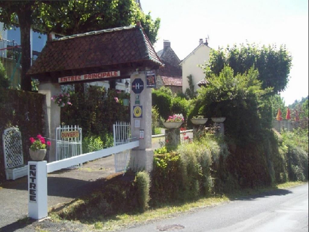 Logis Hotel Les Tilleuls Saint-Cirgues-de-Jordanne Ngoại thất bức ảnh